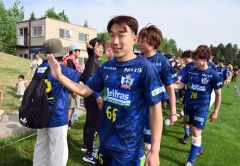 試合後、ファンとタッチを交わし、笑顔を見せるスカイアースの丸岡悟（手前）＝金野和彦撮影