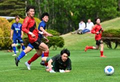 【第１節・北海道十勝スカイアース―ＡＳＣ北海道】前半３６分、スカイアースのＦＷ河合悠人（左から３人目、青色ユニホーム）がゴールを決め、１―１の同点とする（金野和彦撮影）