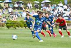 【第１節・北海道十勝スカイアース－ＡＳＣ北海道】後半９分、スカイアースのＭＦ丸岡悟（手前、青色ユニホーム）がＰＫを決め、３－１とする（金野和彦撮影）
