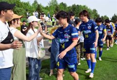 試合後、ファンとハイタッチを交わすスカイアースの選手たち（金野和彦撮影）