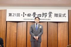 あいさつする岩井社長