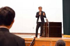 生徒からの質問に答える長岡氏