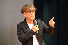 講演する長岡氏