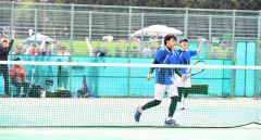 【男子団体決勝リーグ・帯農―帯大谷】喜びを爆発させる古川琉慎（手前）と中村歩夢（奥）