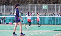 【女子団体戦決勝・帯大谷―帯三条】負けられない試合を勝ち抜き、ハイタッチする平松あすか（左）と大場実羽（右）