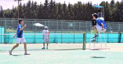【男子団体決勝リーグ・帯農―帯大谷】第２ゲームを取り、決勝リーグ優勝の瞬間の笠松煌太（右）と安藤蒼空（左）