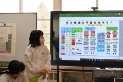 話し合った予算案を発表する児童