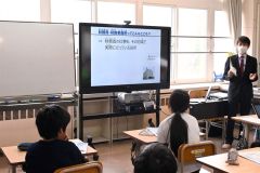 帯広財務事務所の室谷さん（右）がクイズも交え国の財政について説明した授業