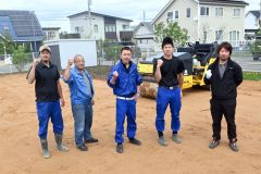 我が子６人卒園した保育所にパパが恩返し　土木会社代表の西川さん　社員とグラウンド整地