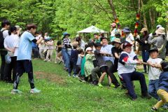 子どもたちが参加して盛り上がった綱引き