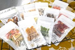 乾燥野菜の商品。大根、枝豆、トマト、シイタケ、トウモロコシなど１０種類以上をラインアップ