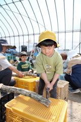 町内外の親子連れら約１５人が参加した体験会（助川かおる通信員撮影）