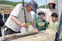 町内外の親子連れら約１５人が参加した体験会（助川かおる通信員撮影）