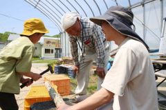 念願の「キノコ食育植菌体験会」開催　足寄・農業法人「アイザックス」相澤会長 写真3