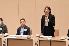 初の女性理事としてあいさつする岩橋真知子氏（ホクコー）と、新任理事の塩野谷壮志氏（右から）