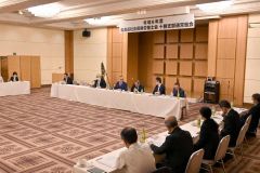 審議する道社会保険労務士会十勝支部の会員ら（１７日午後４時５５分ごろ、ホテルグランテラス帯広）