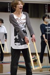からだバーを使ったストレッチを紹介する吉田さん