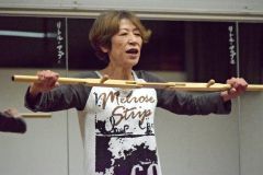 からだバーを使ったストレッチを紹介する吉田さん