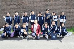 レンガ倉庫で観光ワークショップに取り組んだ生徒。前列中央は鈴木さん
