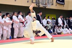 【個人戦男子７３キロ級・決勝】延長戦の末に一本勝ちする安藤亜斗夢（右、帯広少年団）