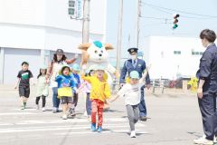 横断歩道の正しい渡り方を学んだ園児たち