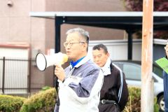 開会式であいさつする佐野寿行副町長