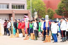 開会式に臨む参加者