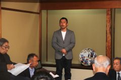 あいさつする沼田会長