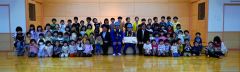 音更認定こども園で行われた贈呈式の出席者ら