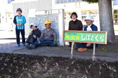 ＰＴＡと地域のボランティアが児童と一緒にシバザクラを植える（白人小学校で。金野和彦撮影）