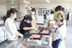 お菓子の試作に取り組む生徒たち
