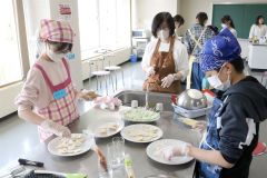 お菓子の試作に取り組む生徒たち