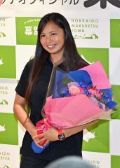 「強く美しい姿で」パリ五輪ラグビーレフェリーの桑井さんが幕別町長を表敬訪問
