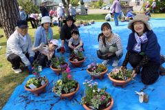 寄せ植えを楽しむ参加者