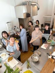野菜の調理体験をする参加者