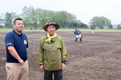 ホーム球場、３年掛け手弁当で整備　まいどリーグの大原さんと高山さん