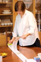 絵・作を担当する積水化学グループの柱サイズのカレンダー。毎年その月にあった絵を１２カ月分描くため、「自分のまねをしない」がモットー