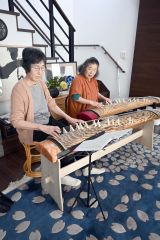 練習に励む岩野さん（右）ら