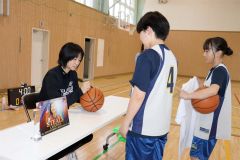 児童の要求に応えてボールにサインする河村選手