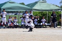 【決勝・更別ジャガーズ－若葉少年団】四回１死三塁、先制点をもたらす犠打を決める更別の太田大掌