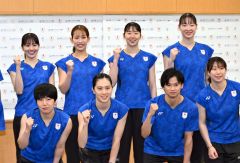 フォトセッションで笑顔でポーズをとる（後列右から）松本、永原、松山、志田ら（２１日、味の素ナショナルトレーニングセンターで。金野和彦撮影）