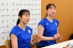 記者の質問に答える永原和可那（左）と松本麻佑（金野和彦撮影）