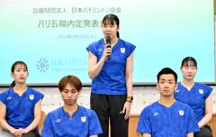 代表選手の紹介であいさつをする女子ダブルスの永原和可那（後列中央）＝金野和彦撮影）
