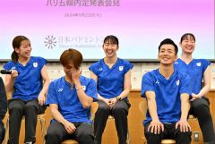 女子ダブルスの「シダマツペア」の松山奈未（後列左）が、永原和可那（同２人目中央）と松本麻佑（同右）を敬う言葉が笑いを誘う和やかな場面も（金野和彦撮影）