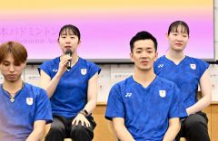 記者の質問に答える永原和可那（後列左）。同右は松本麻佑（金野和彦撮影）