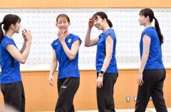 フォトセッションを終え談笑する女子ダブルスの（左から）志田千陽、松山奈未、永原和可那、松本麻佑（金野和彦撮影）