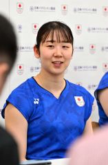 リラックスした表情で記者のインタビューに応じる永原和可那（金野和彦撮影）