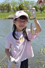 コイ釣りを楽しんだ児童