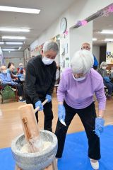 餅つきに参加したデイサービスの利用者ら
