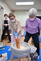 餅つきに参加したデイサービスの利用者ら